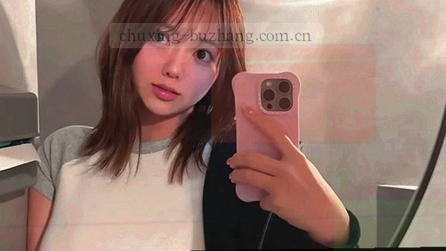 《出差回来那天》主角在机场到达厅拉着行李箱的剧照